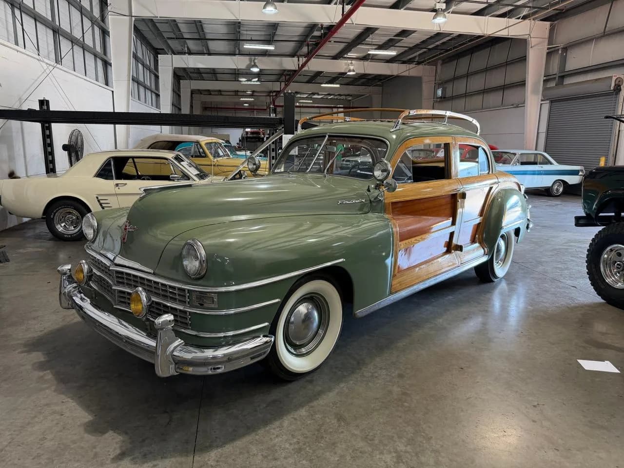 1947 Chrysler Town &amp; Country - Thumbnail 3