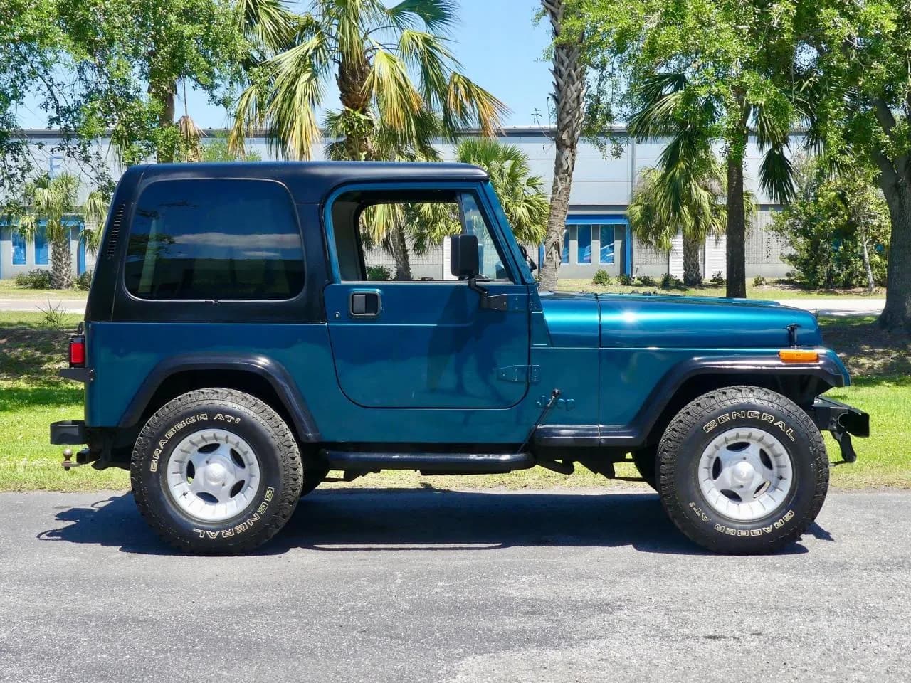 1995 Jeep Wrangler 4X4 - Thumbnail 2