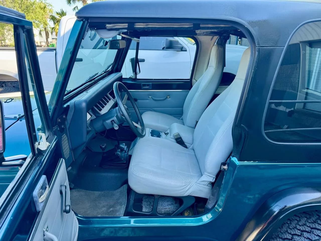 1995 Jeep Wrangler 4X4 - Thumbnail 3