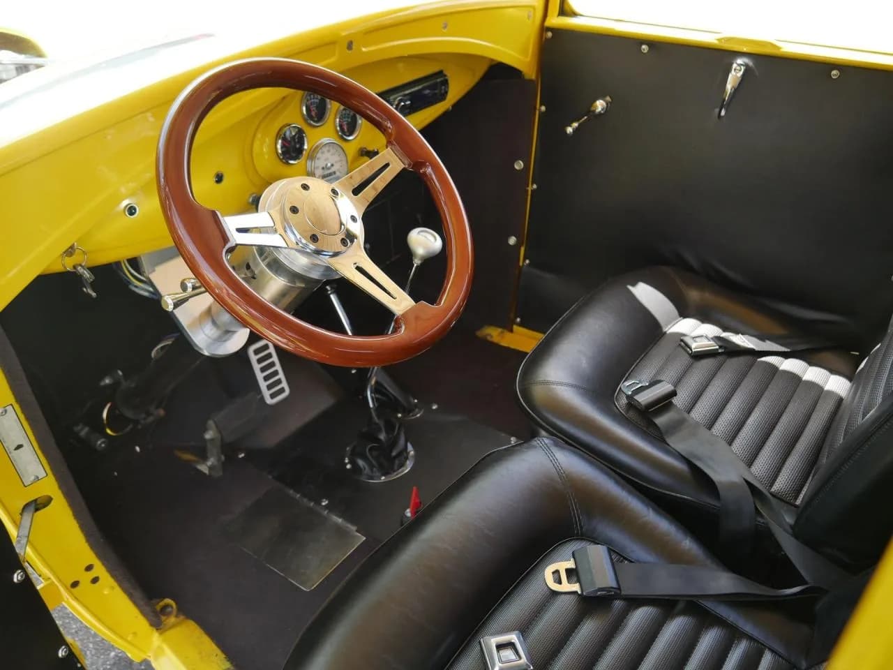 1930 Ford Model A Tudor - Thumbnail 4