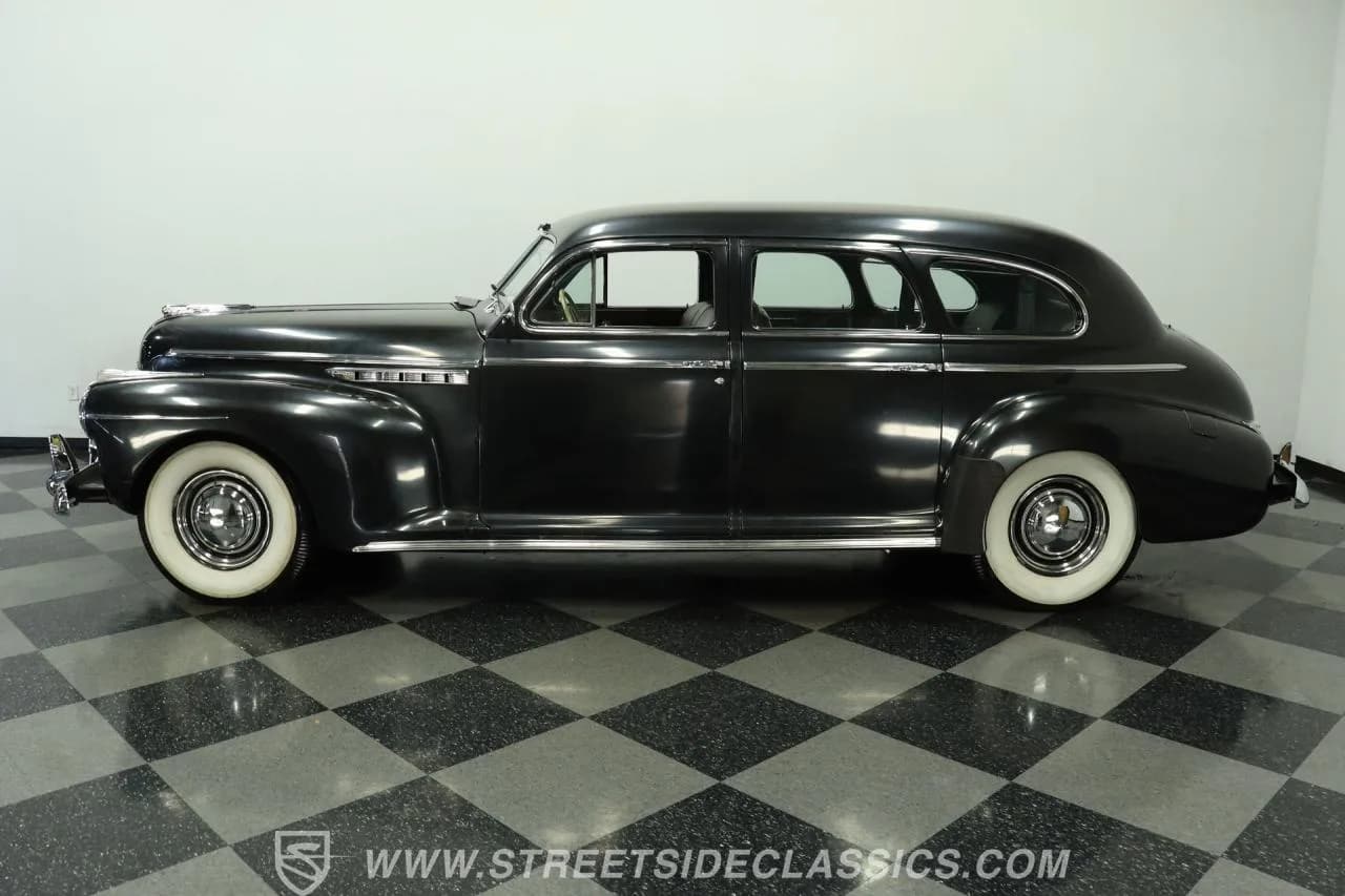 1941 Buick 90 Limited Limousine - Thumbnail 2