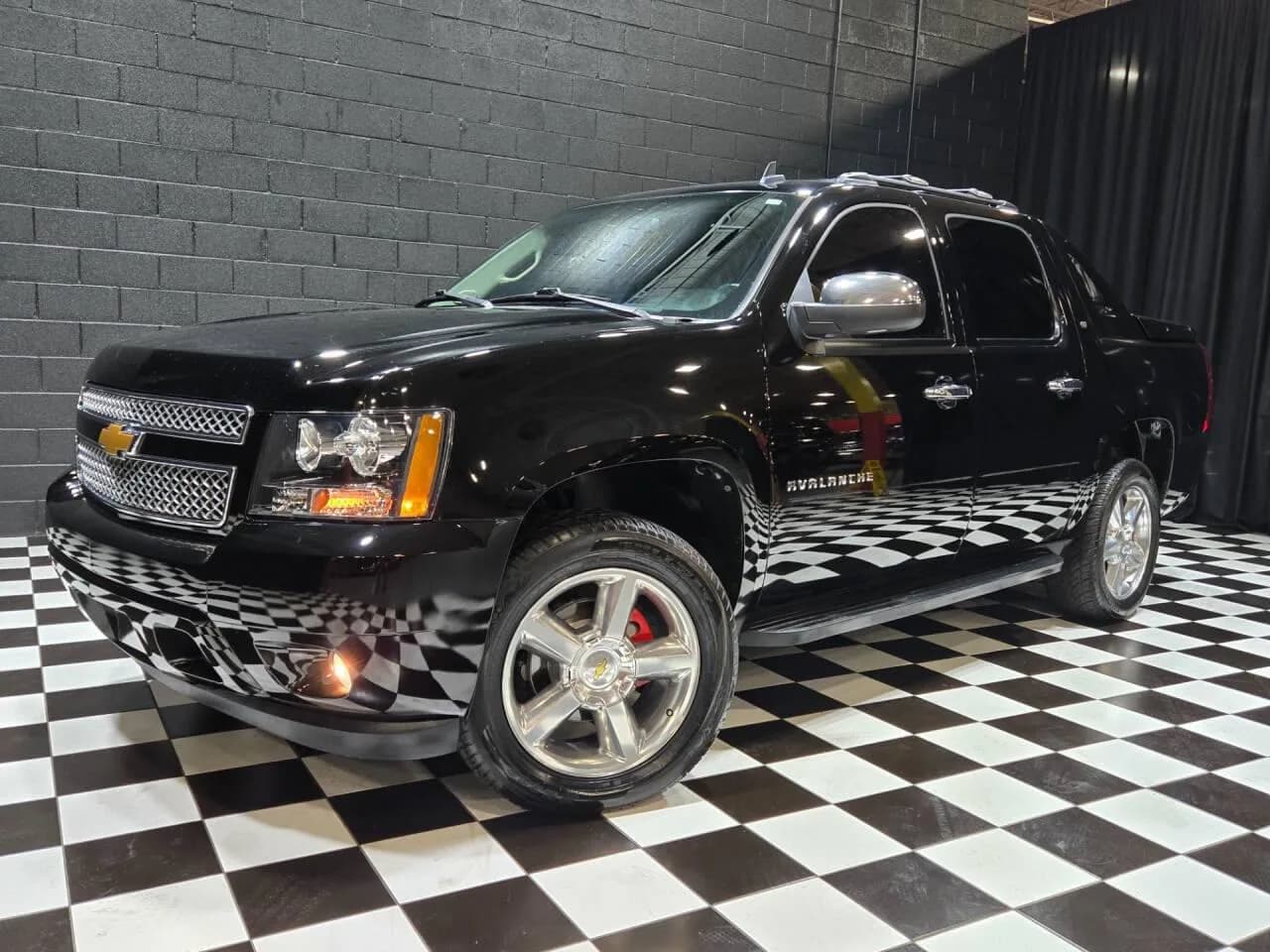 2012 Chevrolet Avalanche - Thumbnail 2