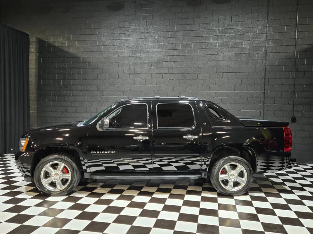 2012 Chevrolet Avalanche - Thumbnail 3