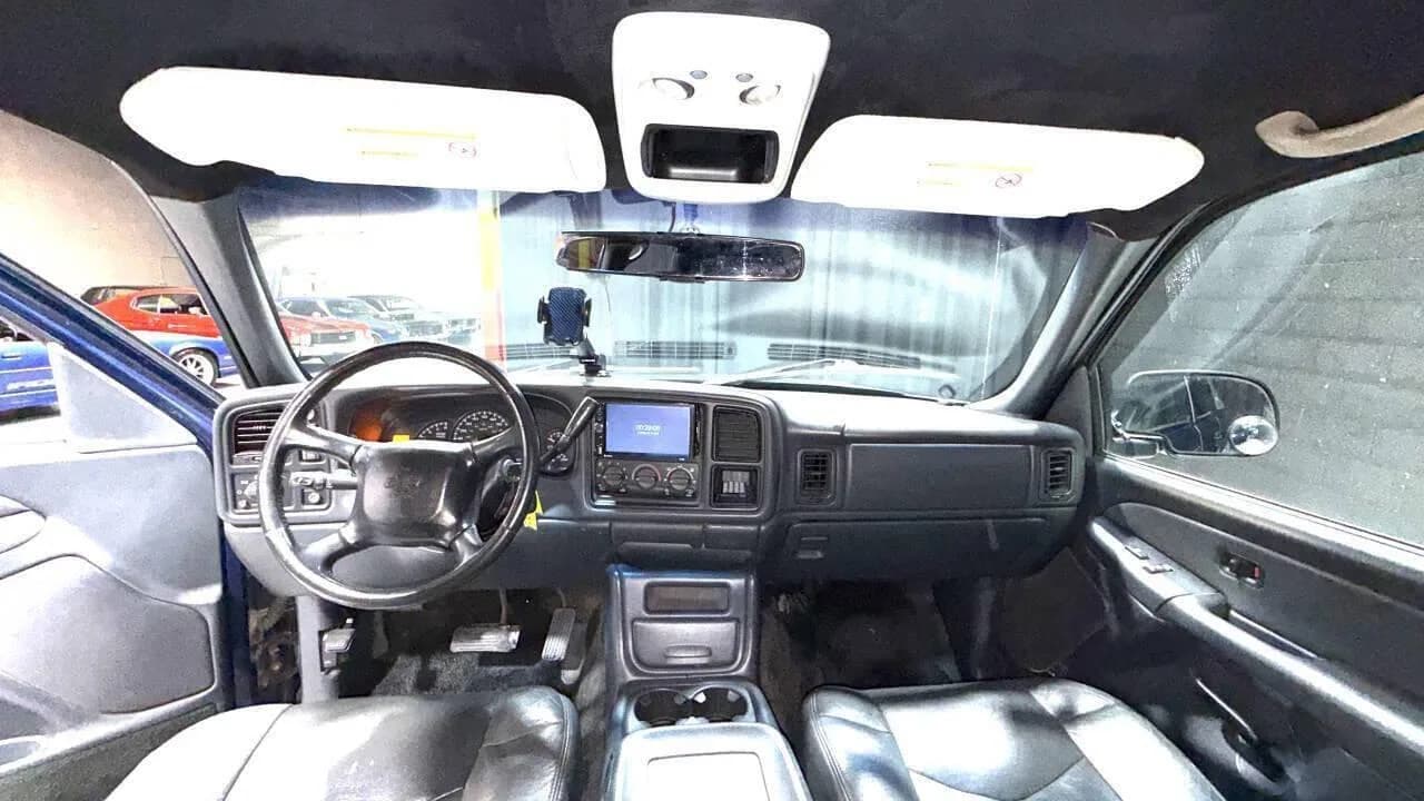 2002 Chevrolet Avalanche - Thumbnail 2