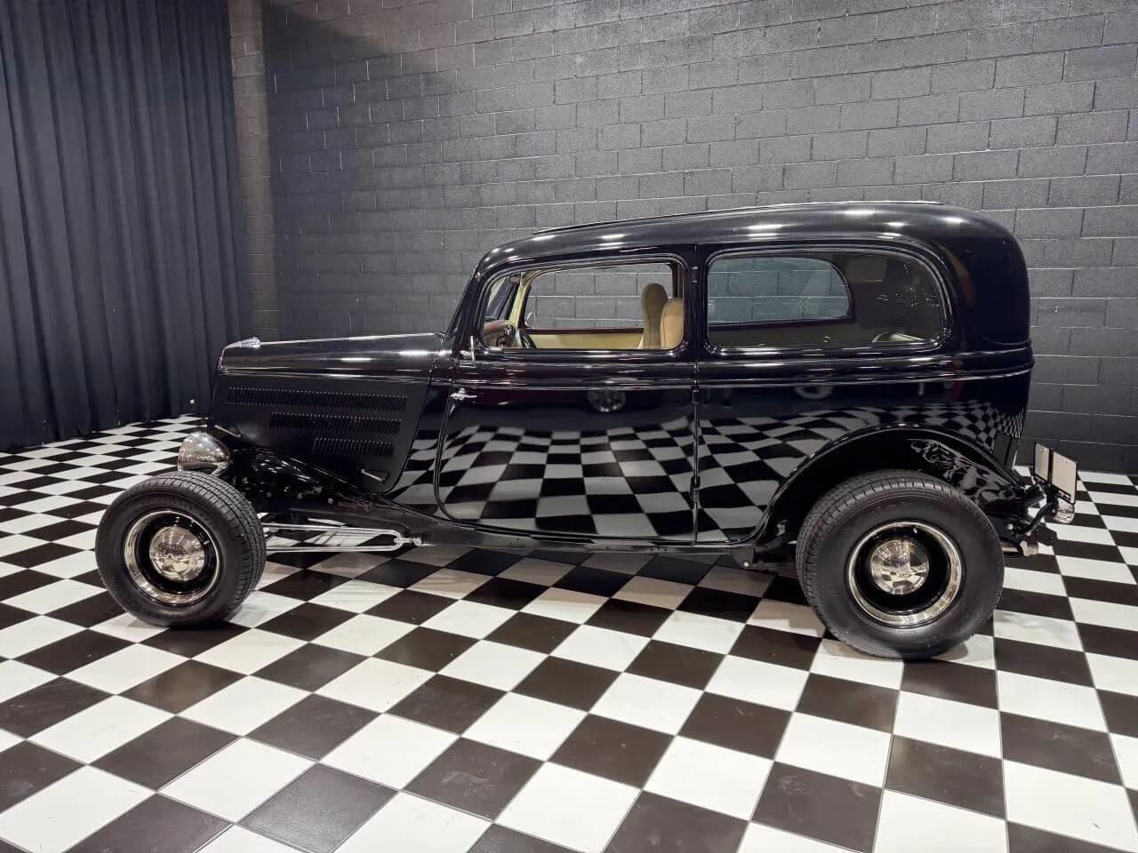 1933 Ford Tudor - Thumbnail 4