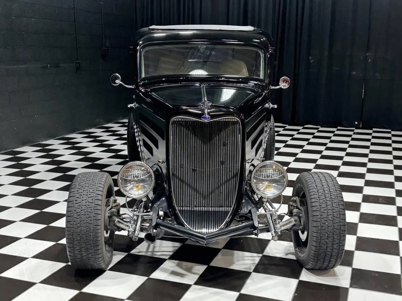1933 Ford Tudor - Thumbnail 6