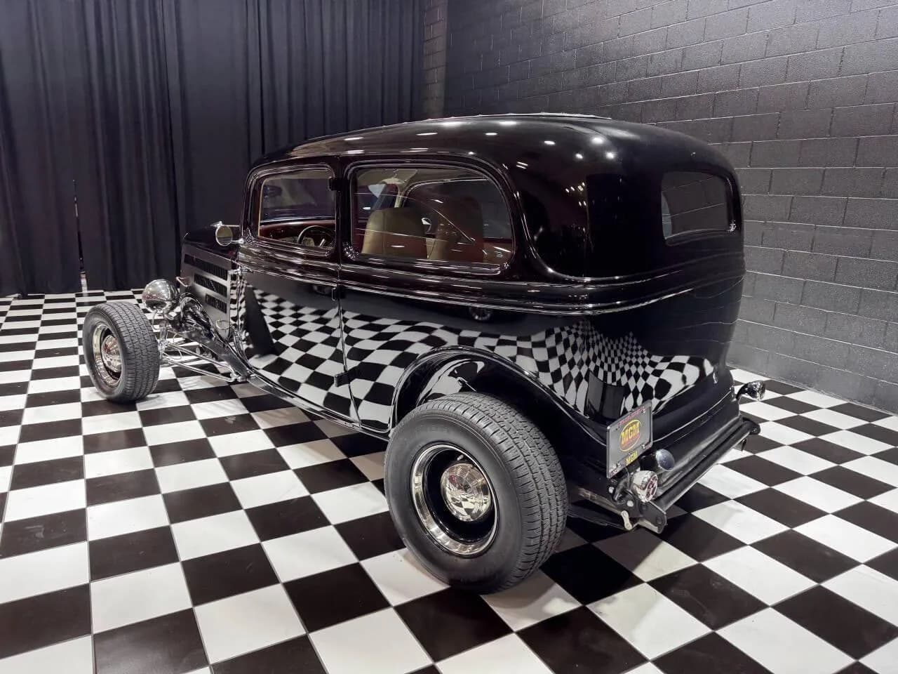 1933 Ford Tudor - Thumbnail 3