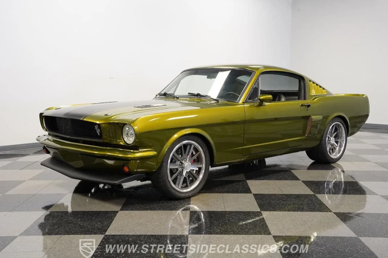 1965 Ford Mustang 2+2 Fastback Restomod - Thumbnail 5