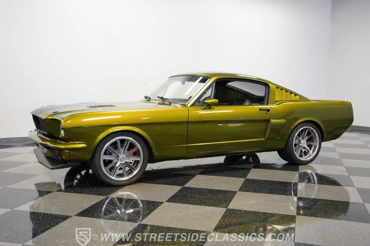 1965 Ford Mustang 2+2 Fastback Restomod - Thumbnail 6
