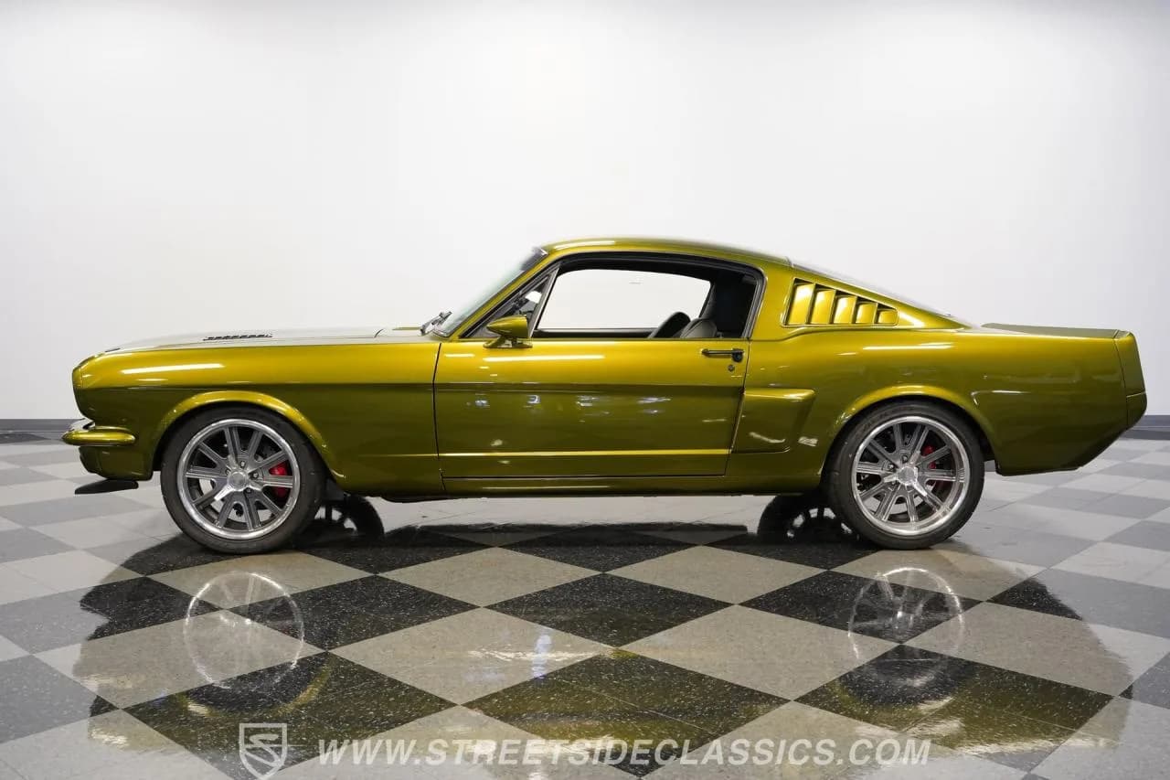 1965 Ford Mustang 2+2 Fastback Restomod - Thumbnail 7