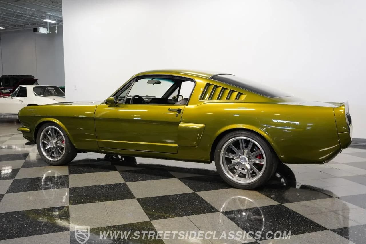 1965 Ford Mustang 2+2 Fastback Restomod - Thumbnail 8