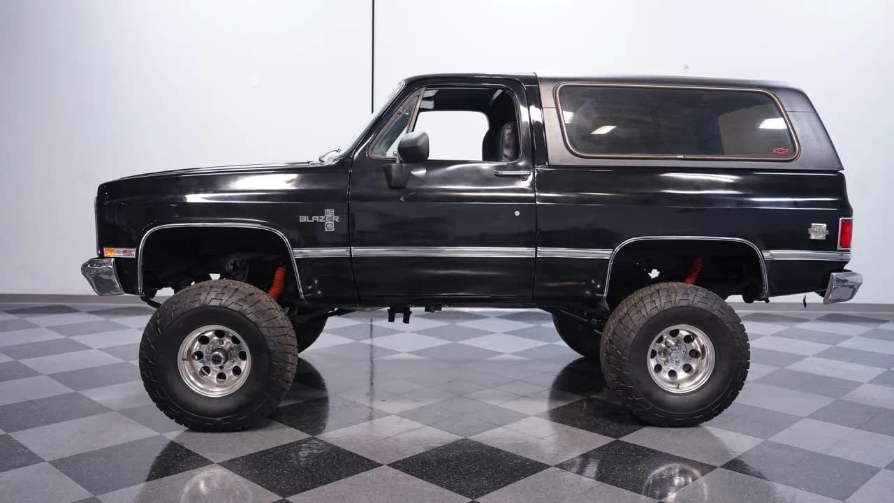 1985 Chevrolet Blazer K5 4X4 Silverado - Thumbnail 2