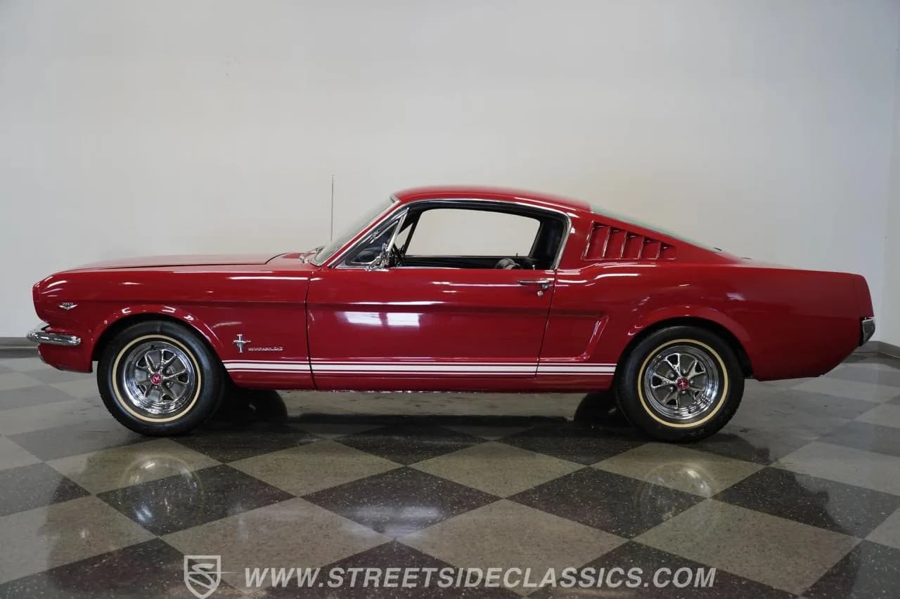 1965 Ford Mustang 2+2 Fastback - Thumbnail 2