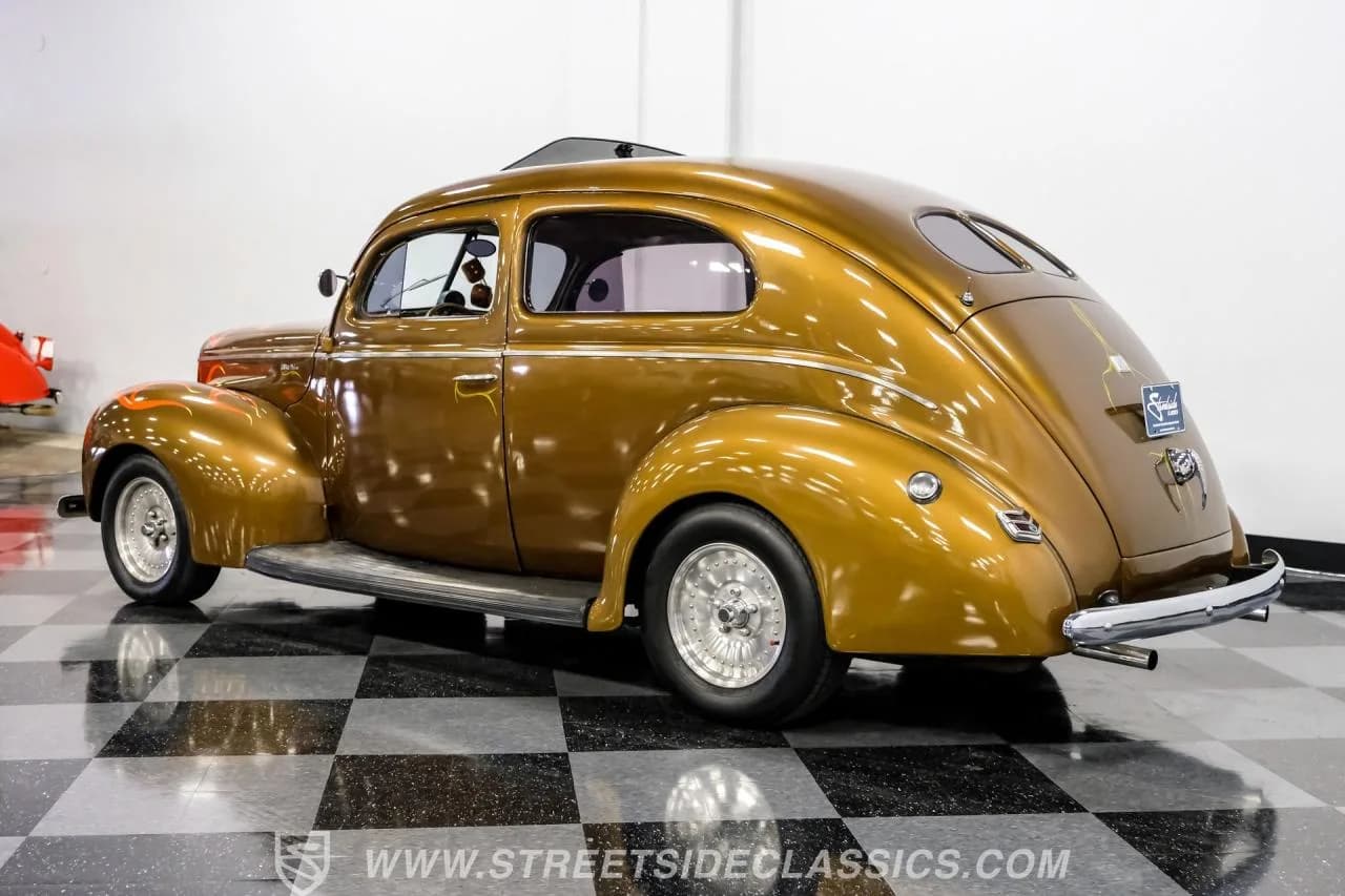 1940 Ford Deluxe Tudor Sedan - Thumbnail 6
