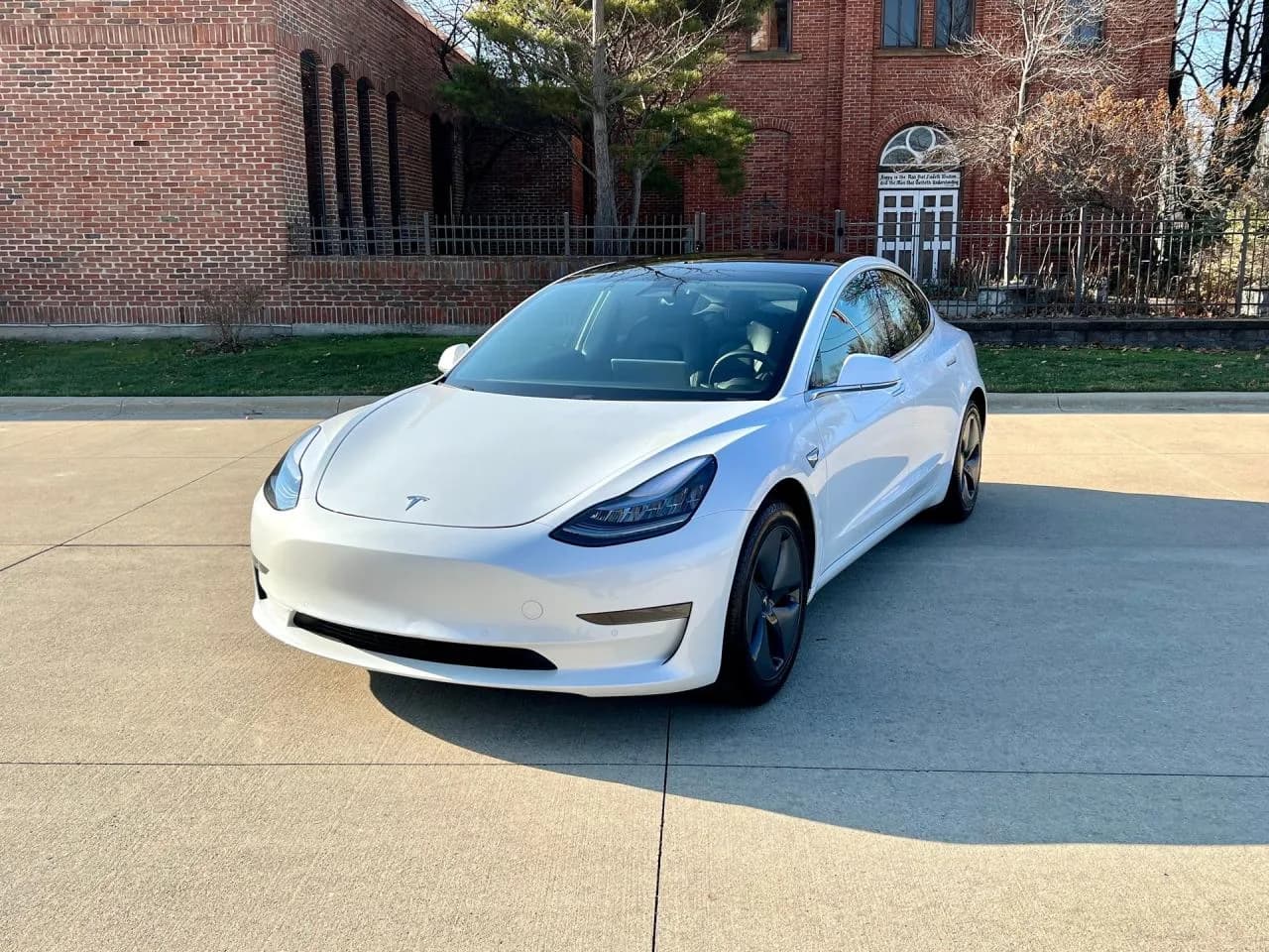 2019 Tesla Model 3 - Thumbnail 2