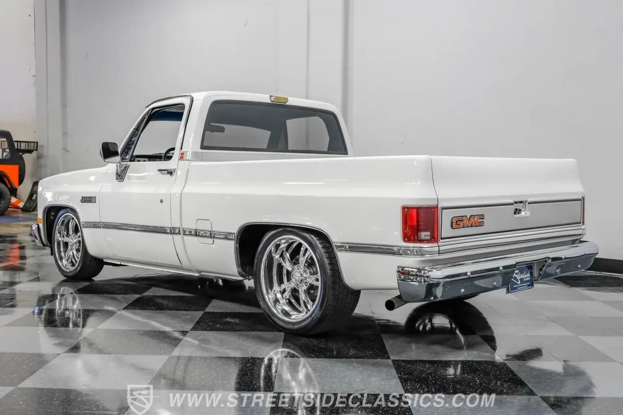 1982 GMC Sierra 1500 Restomod - Thumbnail 8