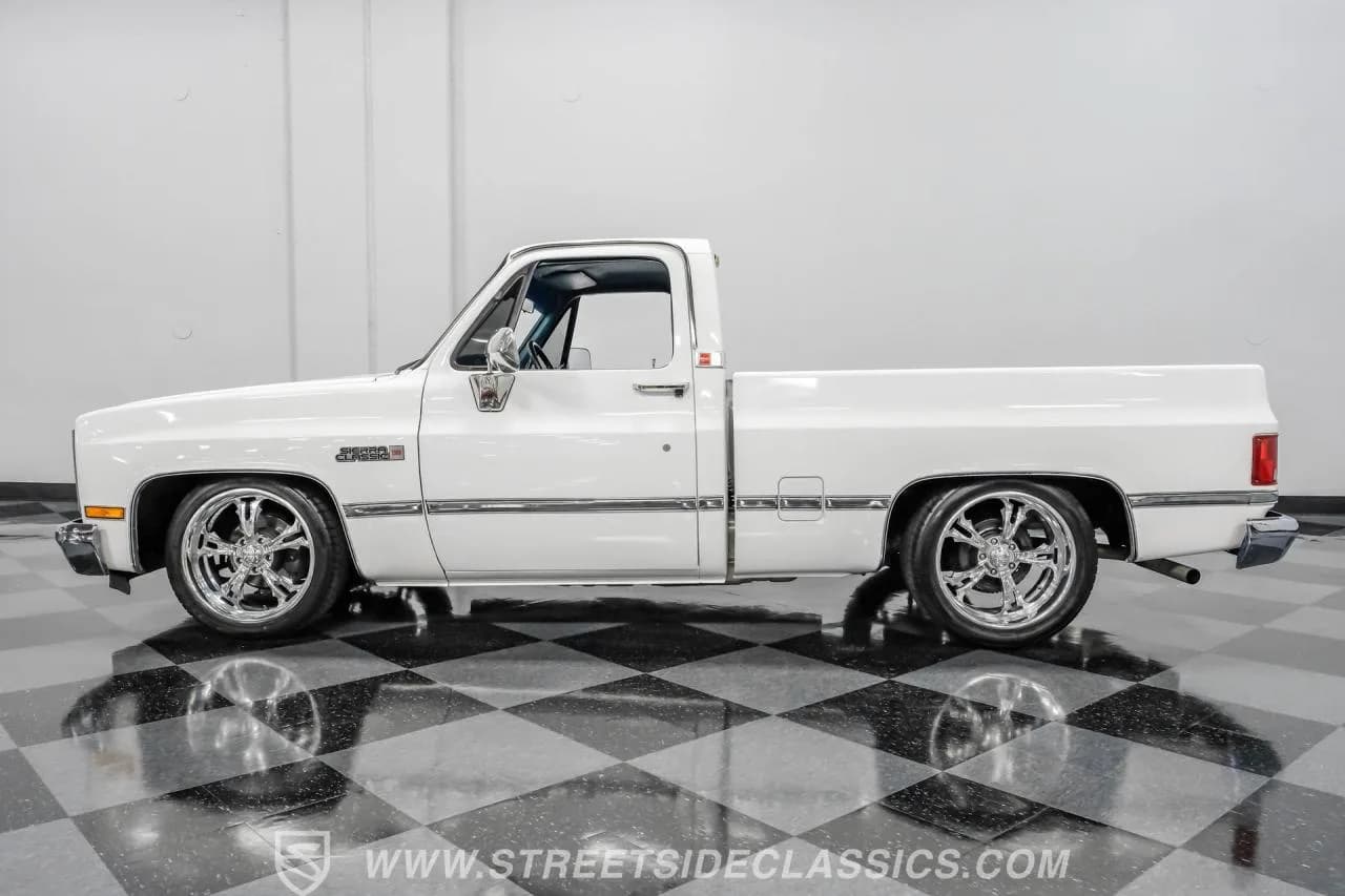 1982 GMC Sierra 1500 Restomod - Thumbnail 2
