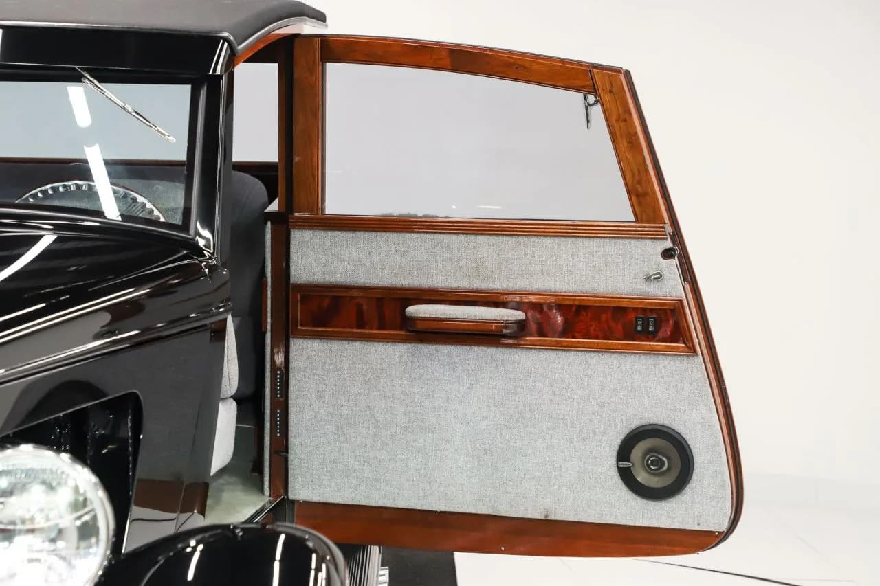 1933 Ford Custom Woody - Thumbnail 7