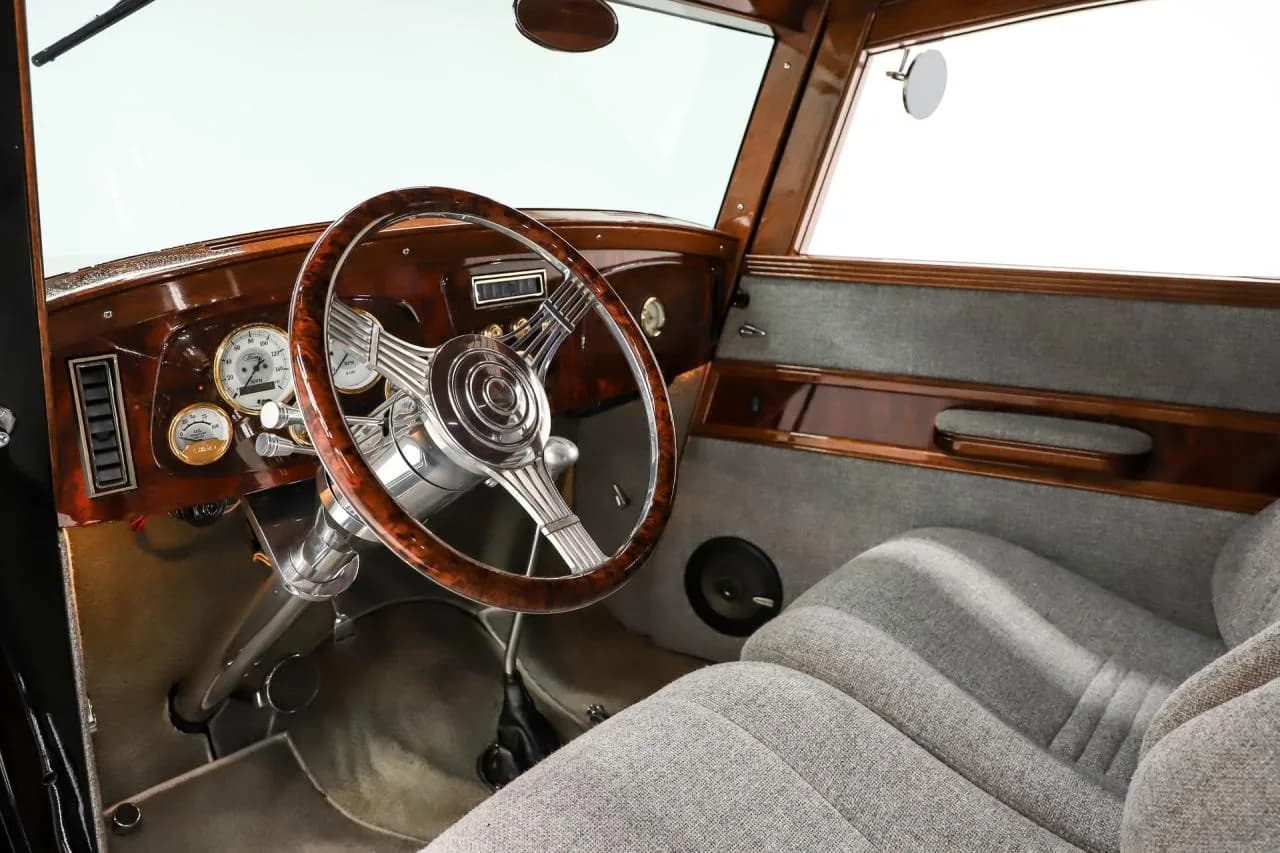 1933 Ford Custom Woody - Thumbnail 2