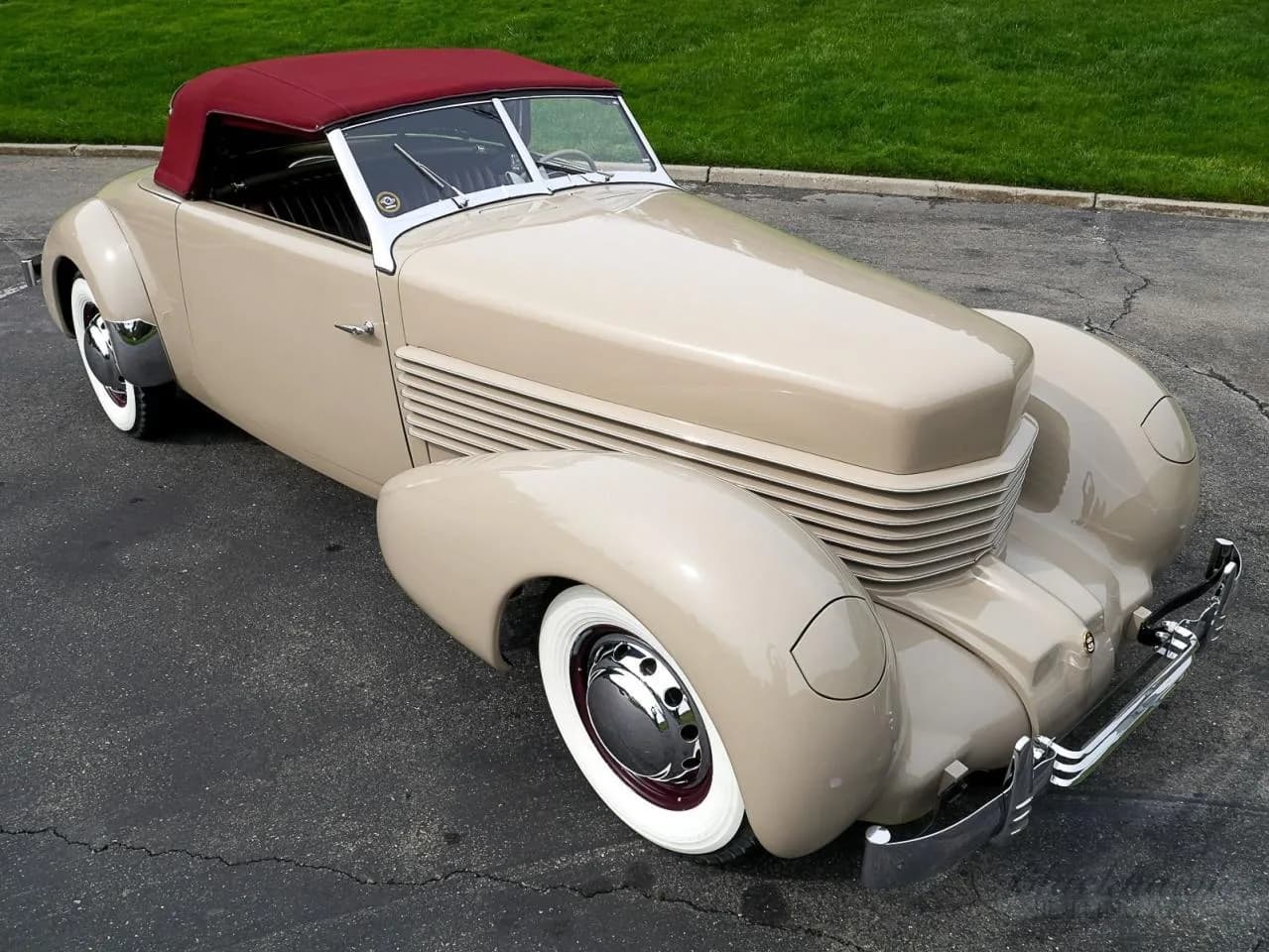 1937 Cord 812 - Thumbnail 4