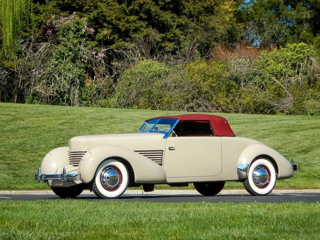 1937 Cord 812 - Thumbnail 2