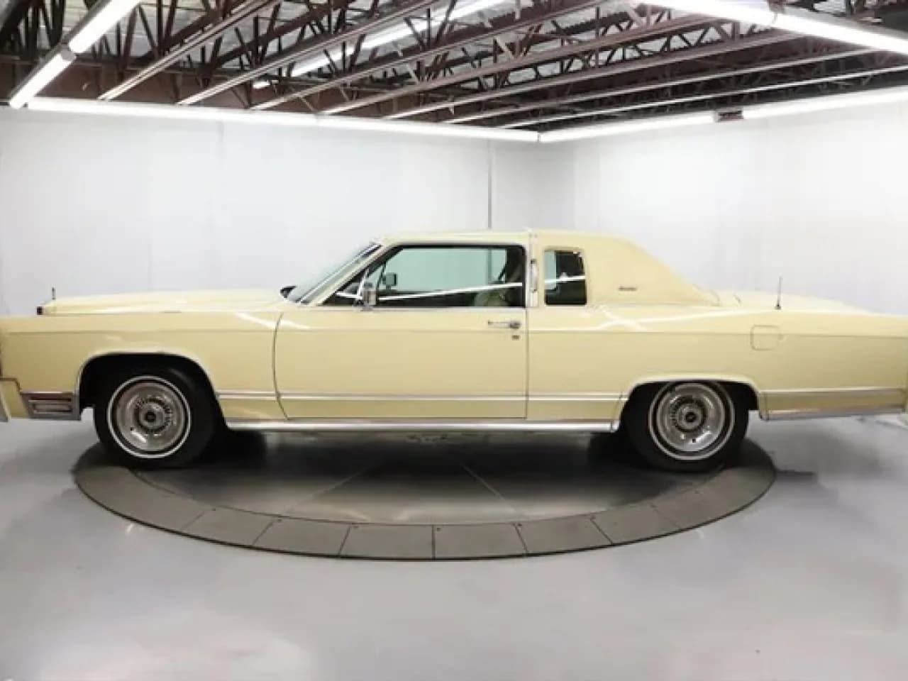 1978 Lincoln Town Car - Thumbnail 2