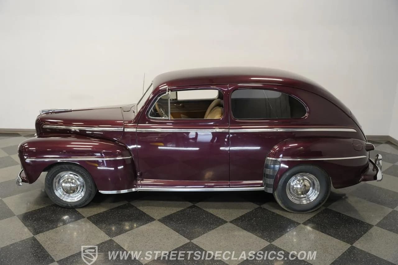 1947 Ford Deluxe - Thumbnail 8