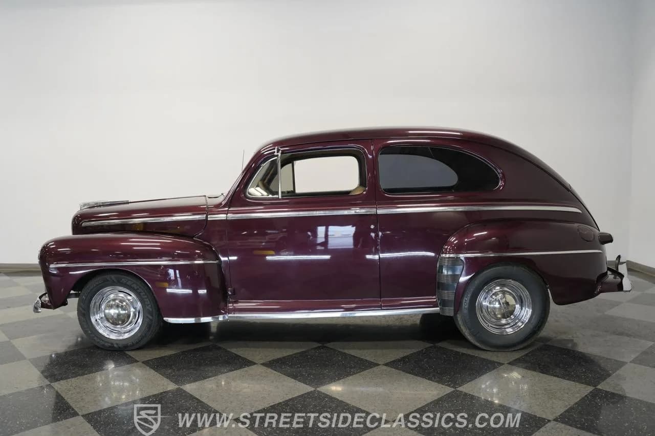 1947 Ford Deluxe - Thumbnail 2