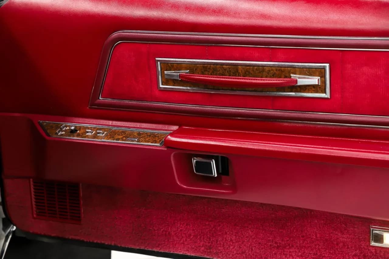 1973 Lincoln Continental MK IV Silver Luxury - Image 30
