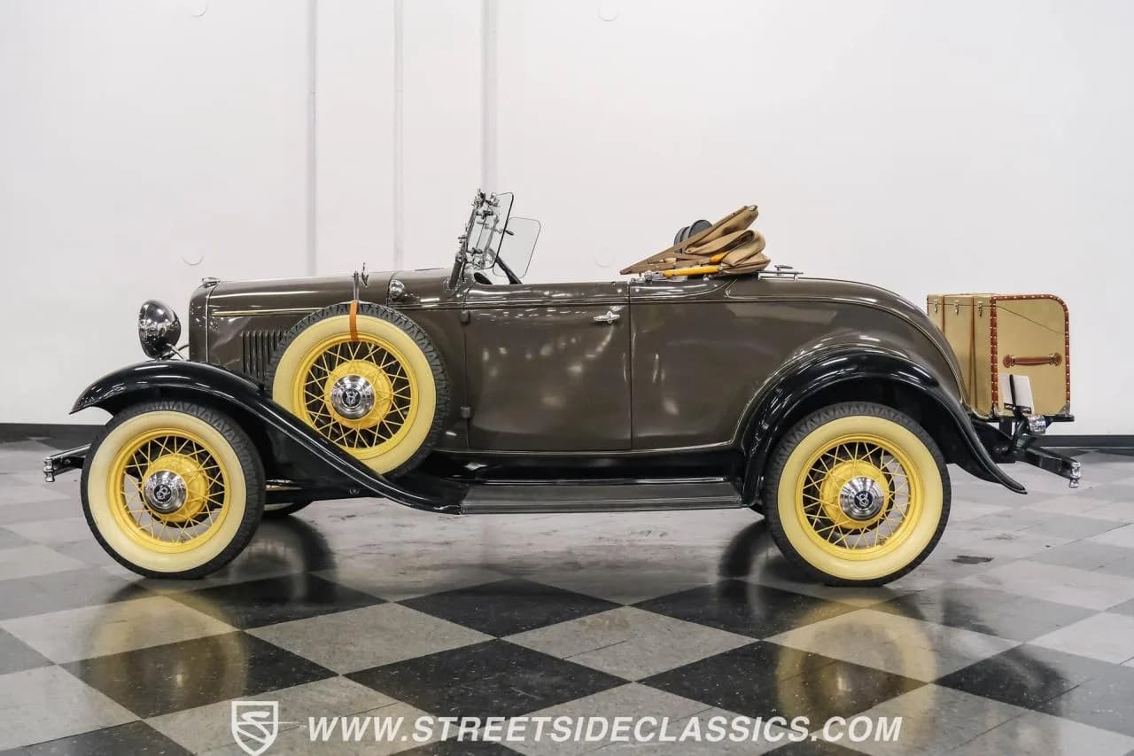 1932 Ford Model 18 V-8 Roadster Deluxe - Thumbnail 2