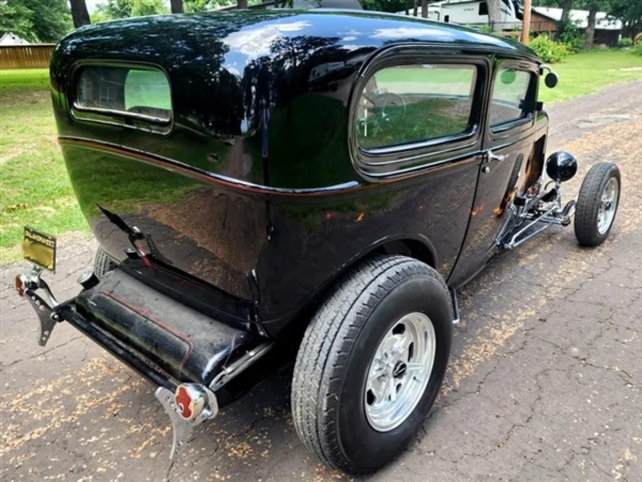 1932 Ford Custom Sedan - Thumbnail 6
