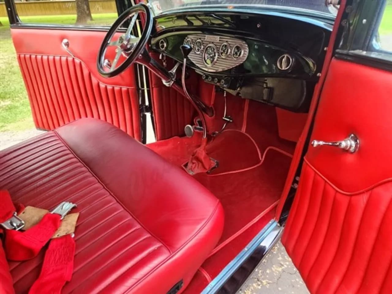 1932 Ford Custom Sedan - Thumbnail 7