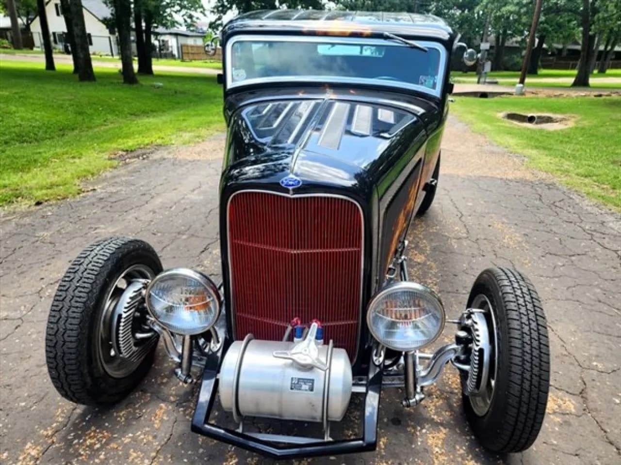 1932 Ford Custom Sedan - Thumbnail 3