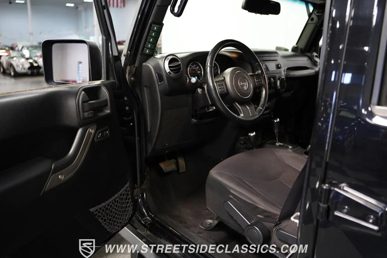 2014 Jeep Wrangler Unlimited Sport Hemi - Thumbnail 4