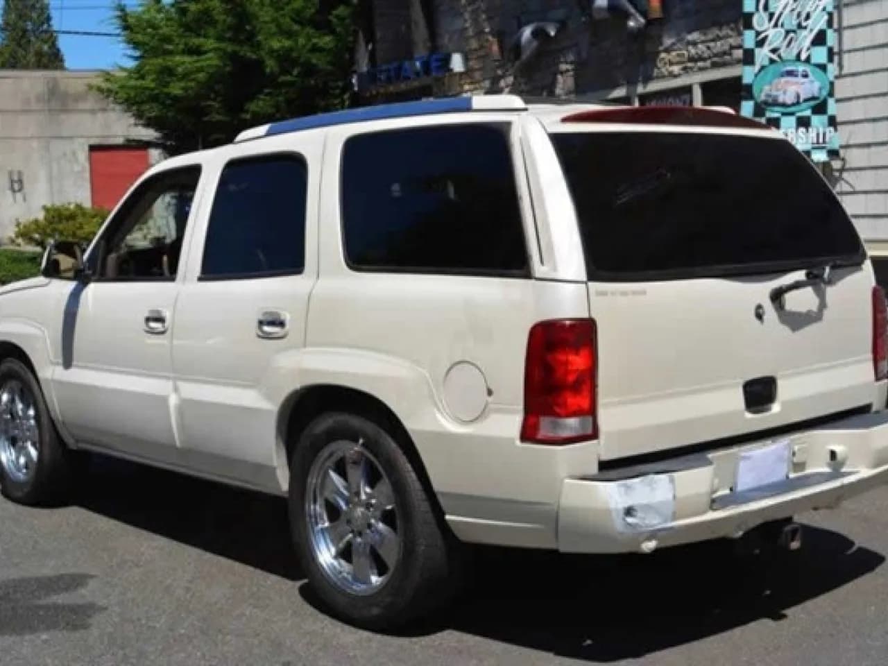2004 Cadillac Escalade - Thumbnail 5
