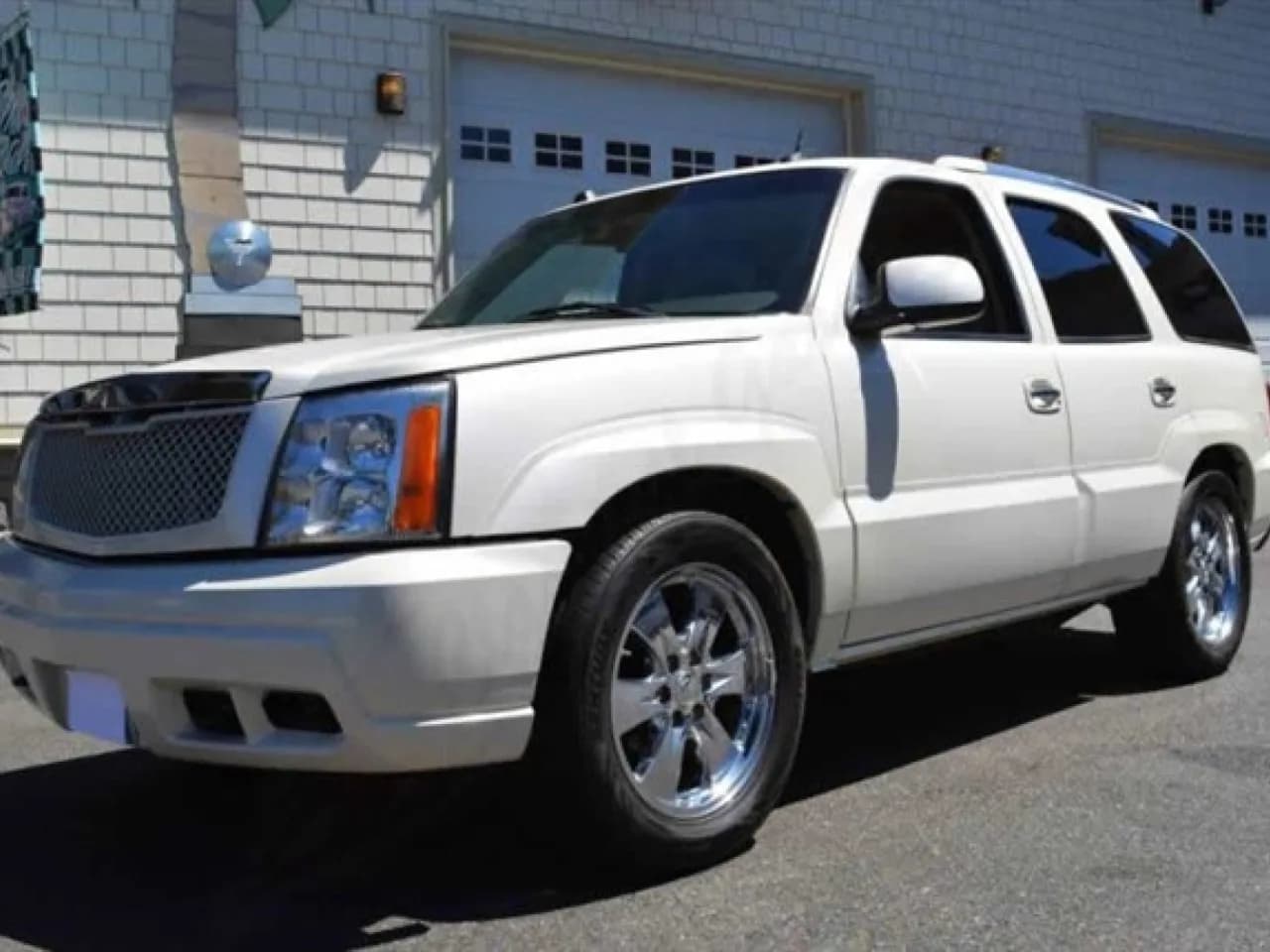 2004 Cadillac Escalade - Thumbnail 2