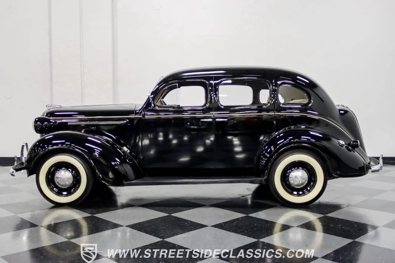 1938 Plymouth Deluxe 4 Door Sedan - Thumbnail 2