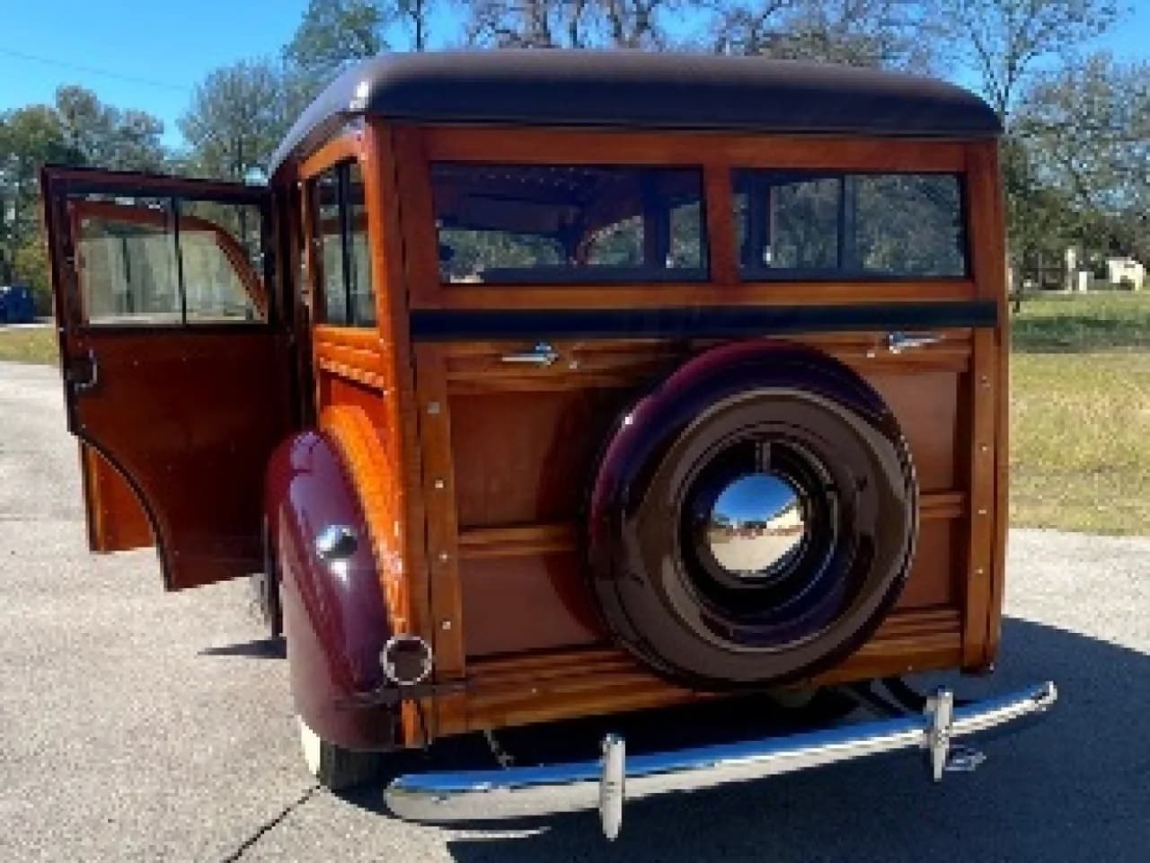 1940 Ford Deluxe Woodie - Thumbnail 4