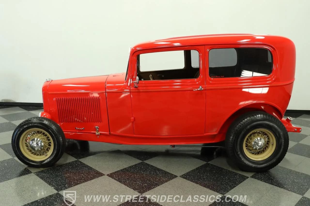 1932 Ford Tudor Streetrod - Thumbnail 2