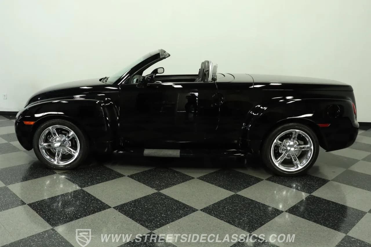 2004 Chevrolet SSR - Thumbnail 2