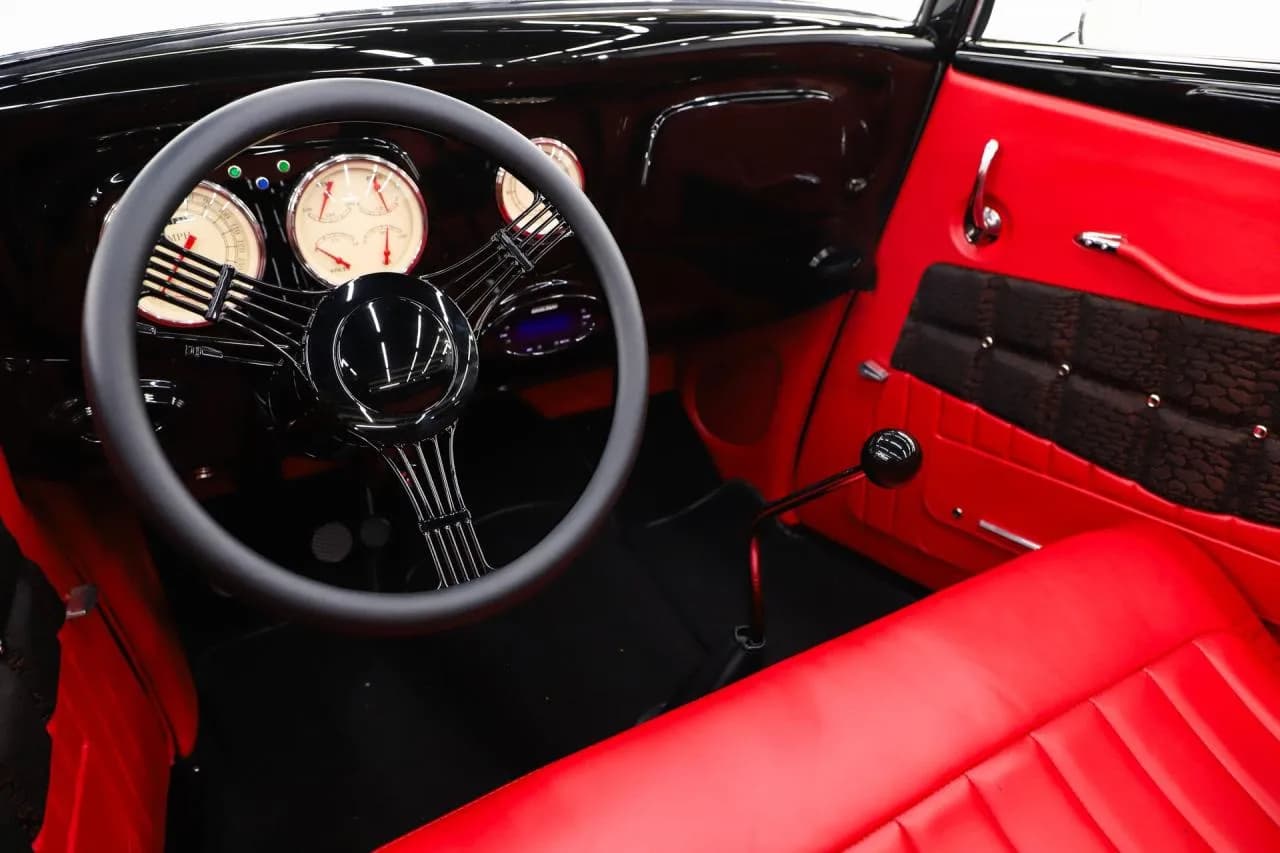 1934 Ford Custom - Thumbnail 2
