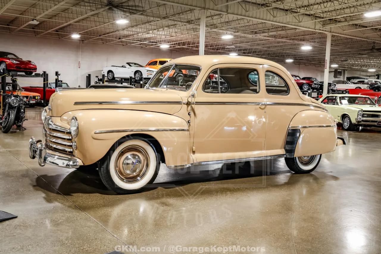 1947 Ford Deluxe - Thumbnail 4