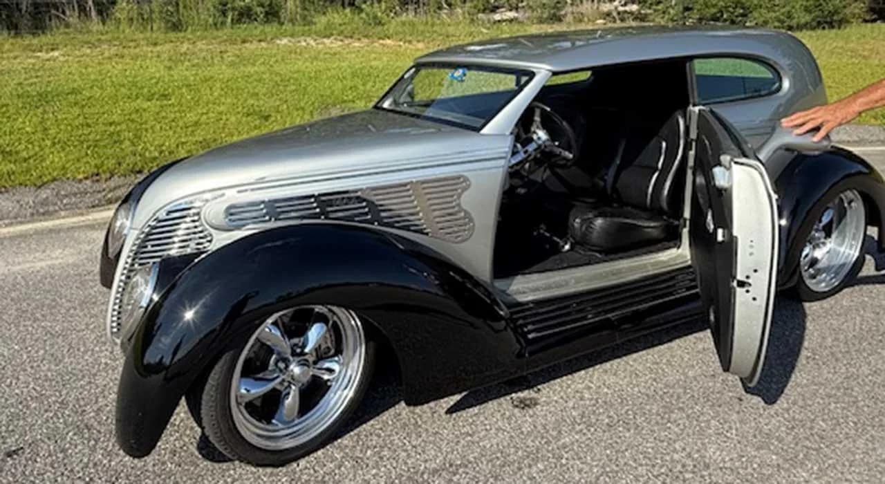 1939 Ford Deluxe - Thumbnail 8