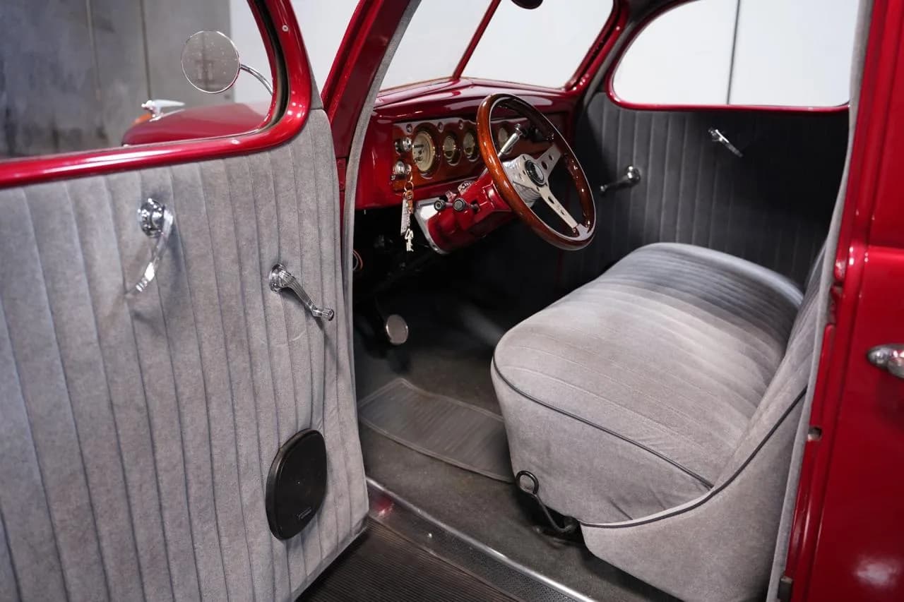 1937 Ford Deluxe - Thumbnail 4