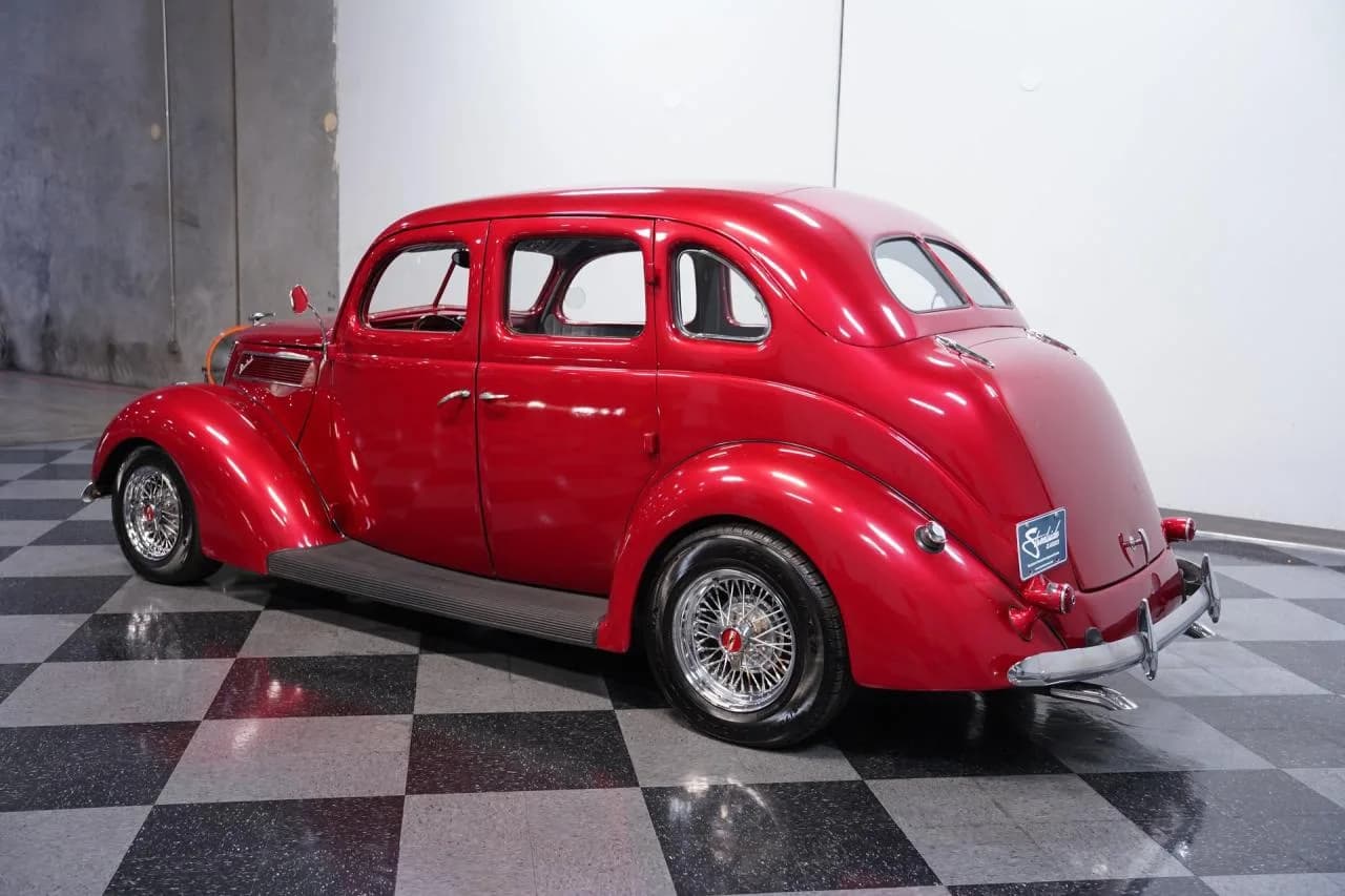 1937 Ford Deluxe - Thumbnail 7