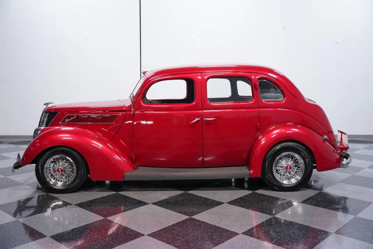 1937 Ford Deluxe - Thumbnail 2