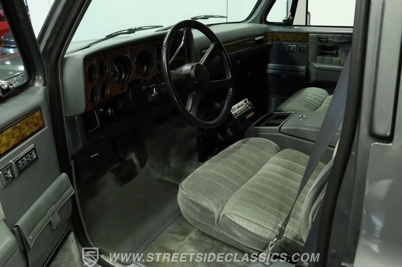 1990 Chevrolet Suburban R2500 - Thumbnail 4