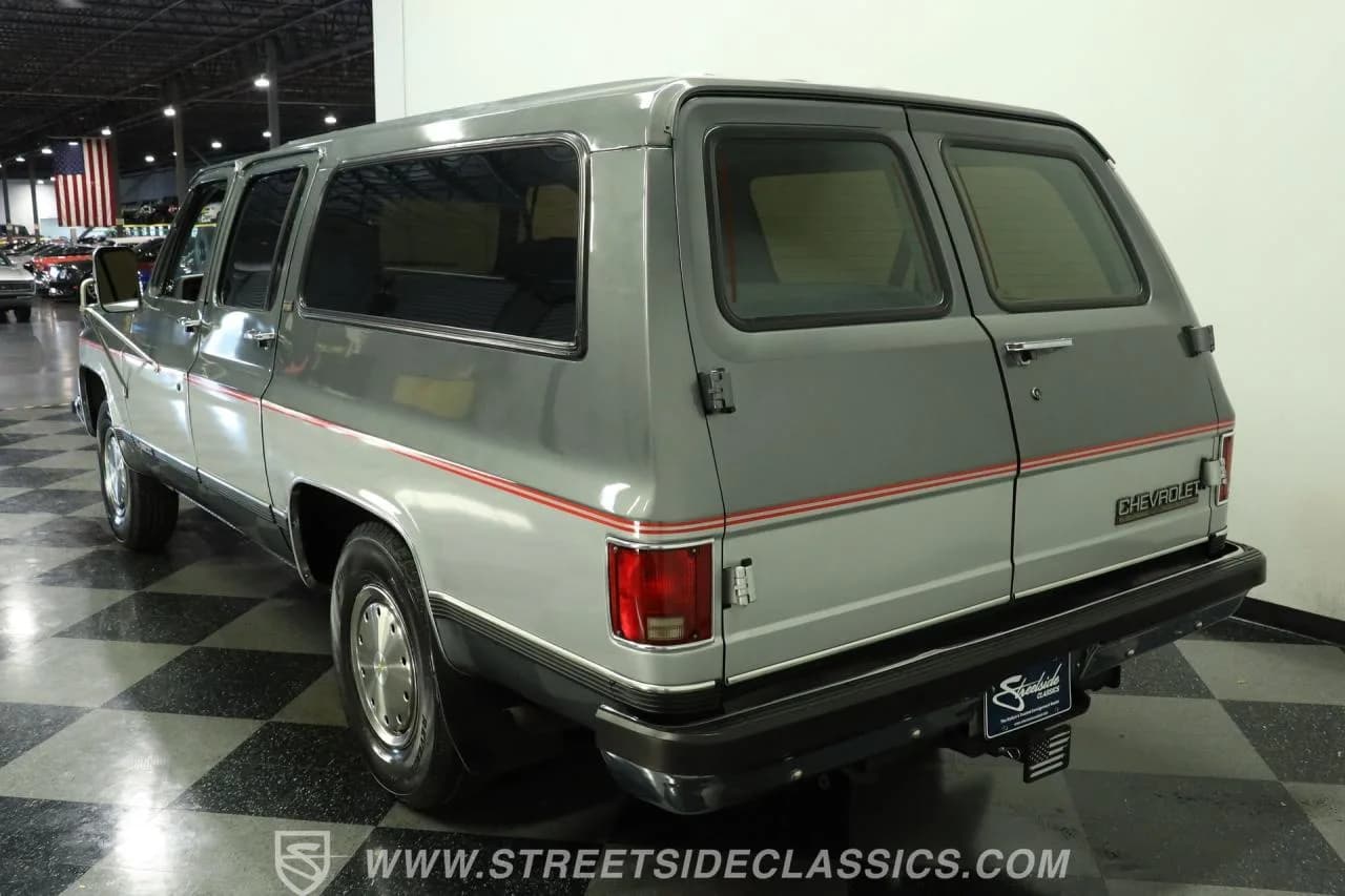 1990 Chevrolet Suburban R2500 - Thumbnail 8