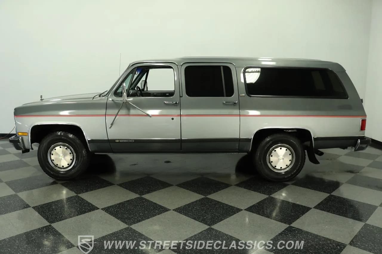 1990 Chevrolet Suburban R2500 - Thumbnail 2