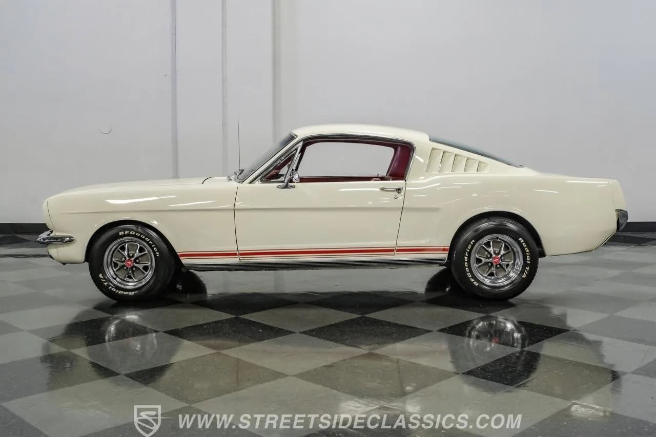 1965 Ford Mustang 2+2 Fastback - Thumbnail 2
